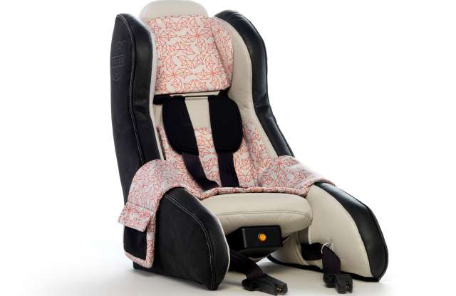 Táskába hajtogatható gyerekülés a Volvótól