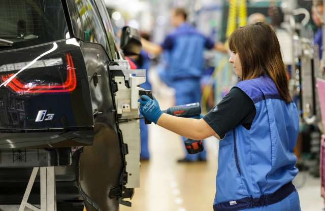 Napi 100 BMW i3 kell a vevőknek, nem készül elég