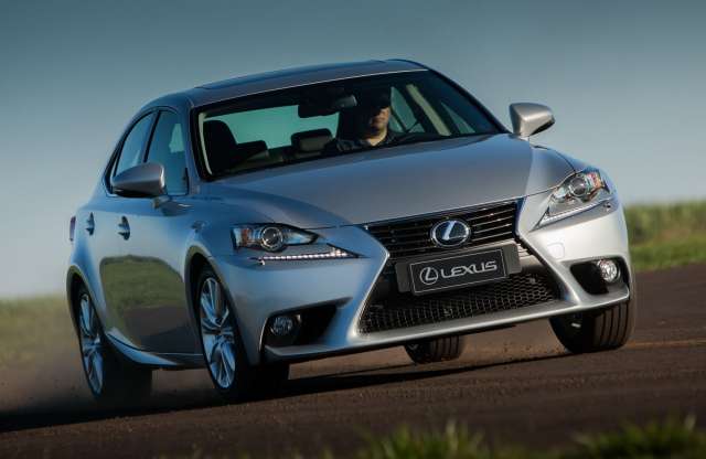 Megkapja az IS a Lexus új turbós négyhengeresét?