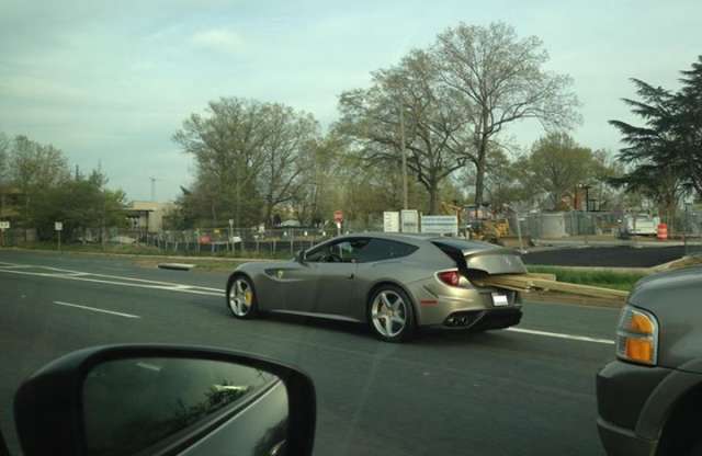 Deszkaszállításra is jó a Ferrari FF