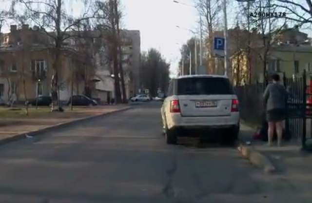 Heti döbbenet: felhajtott a járdára, elütött egy gyalogost