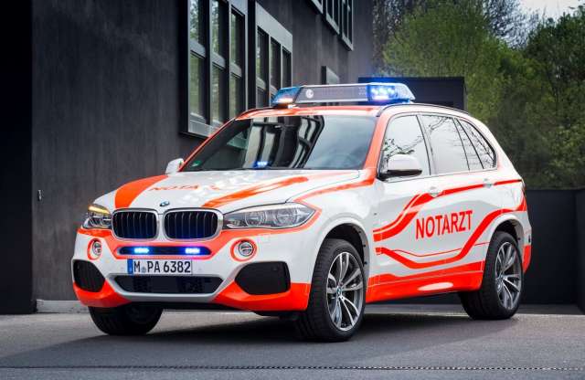 Jól áll a BMW-knek az egyenruha