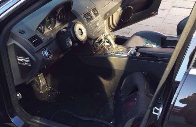 Kormányt, légzsákot és üléseket loptak egy Mercedes C63 AMG-ből