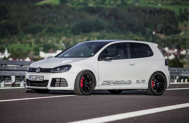 Egy jól felhúzott Golf R majdnem veri a Ferrari 458-ast