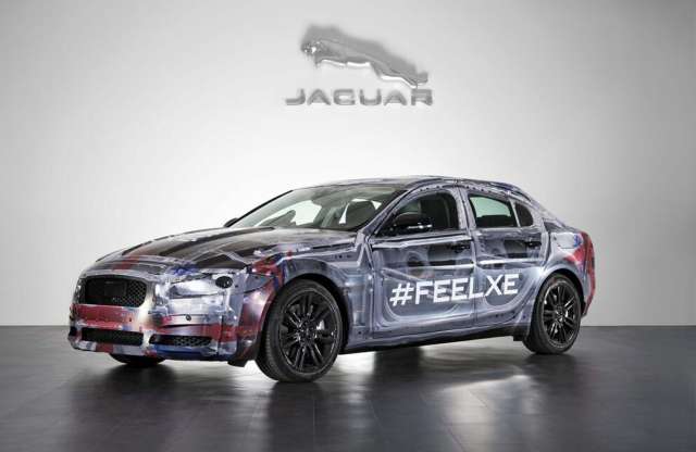 Hivatalos képen a még álcázott Jaguar XE