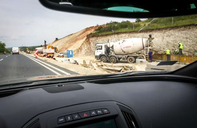 Mi folyik a 8-as úton?