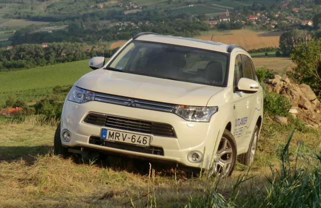 Konnektoros hibrid könnyű terepre: Mitsubishi Outlander PHEV
