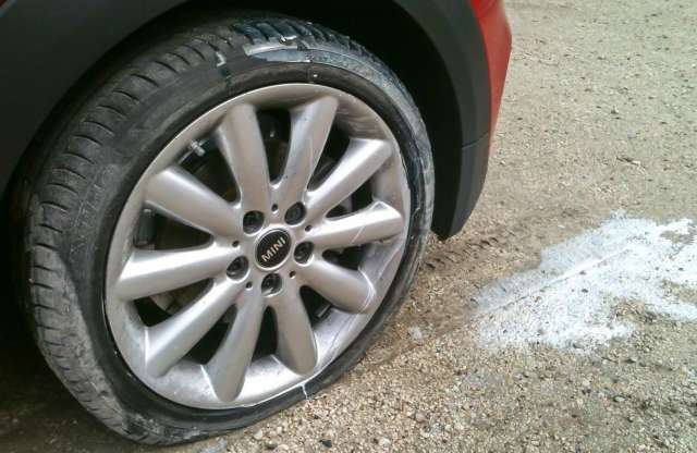 Hiába a defektjavító, ha a gumi oldalfala szakadt