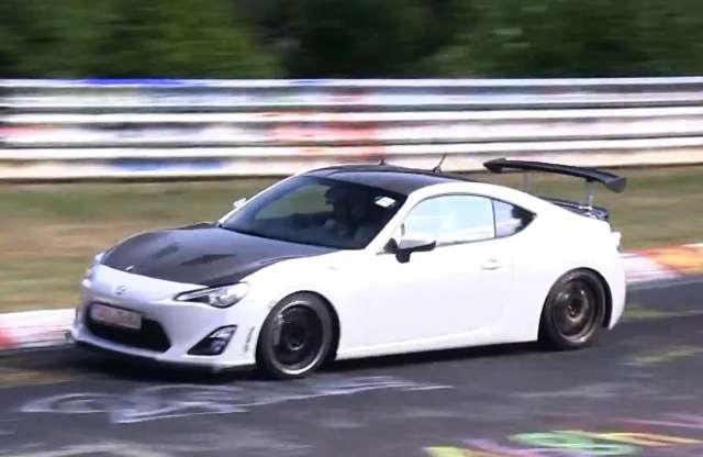 Karbonnal jöhet a Toyota GT 86 pályaváltozata