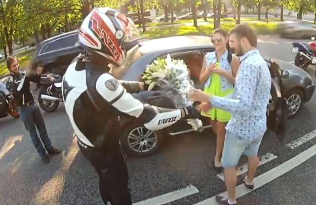 Végre egy pozitív orosz videó! Verekedés helyett lánykérés