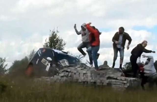 Hihetetlen ralibaleset téglarakással