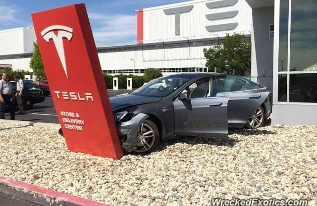 Az év lúzere: másodpercek alatt összetört a zsírúj Tesla