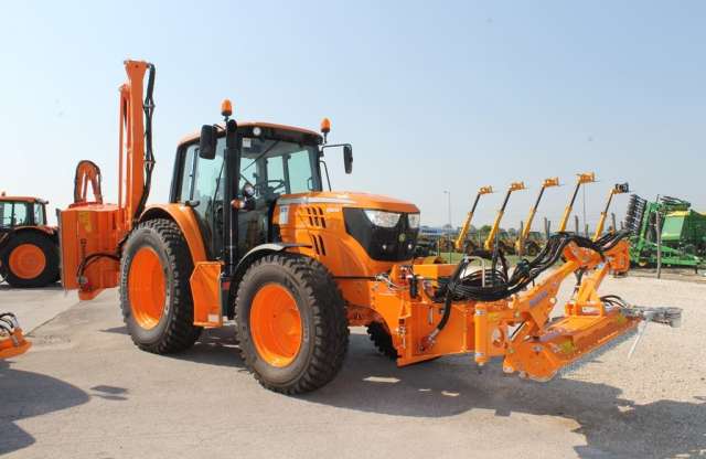 2,7 milliárd forintért vesz traktorokat a Magyar Közút