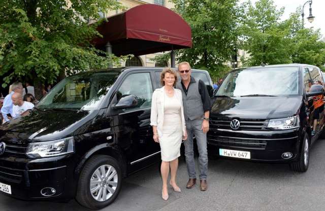 Farkasokkal táncol, Volkswageneket hajt