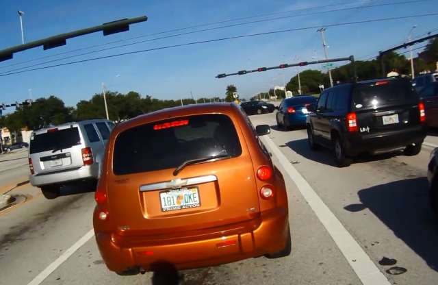 Motoros keltette fel a pirosnál alvó autóst