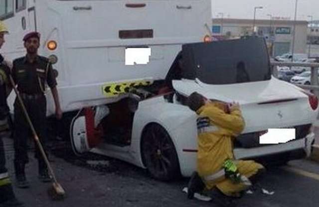 Ezt hogy élte túl? Ferrari a busz alatt