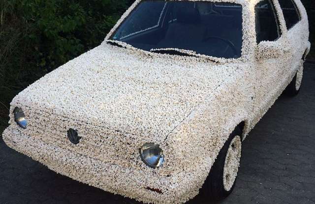 Értelmetlen, de mutatós: pattogatott kukoricába rejtett VW Golf