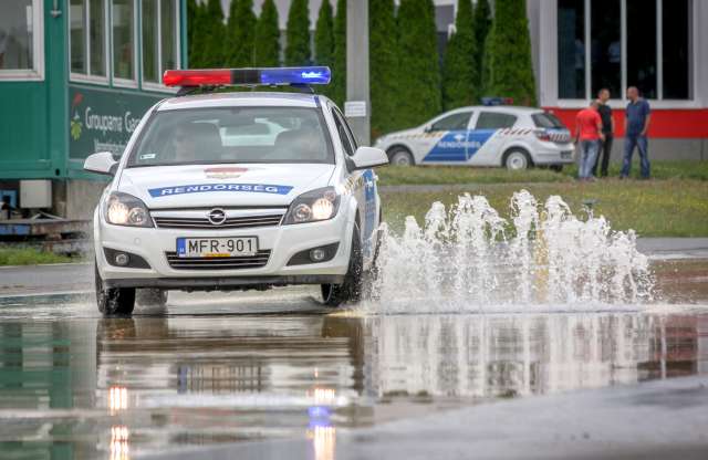 Hogyan tanulnak vezetni a rendőrök?