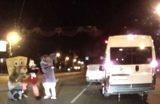 Spongyabob együtt verekszik Miki egérrel az orosz utakon