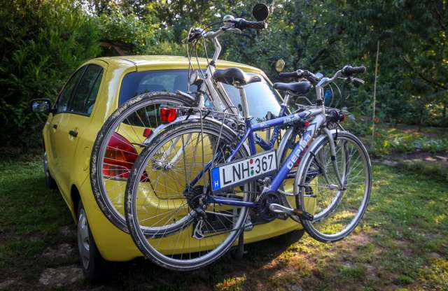 Kerékpárszállítás vonóhorgon, minél olcsóbban – ezt így szabad?