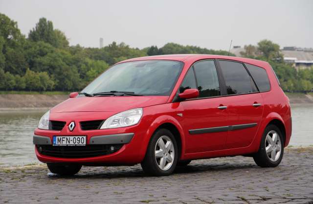 Egy újabb év, újabb tízezer kilométer. Szolgál a Scénic