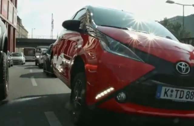 Láttál már vizelő autót? A Toyota Aygo ilyen