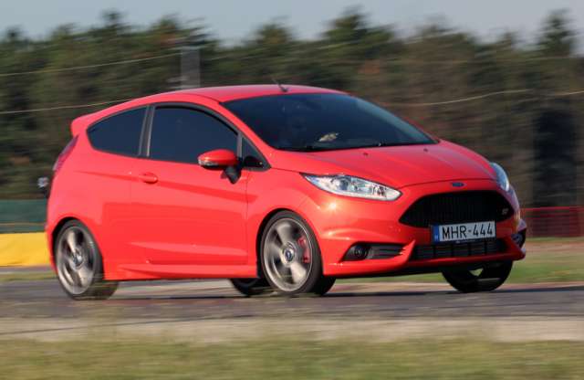 Fogyasztási versenyt nyert a Ford Fiesta ST és a Honda Civic