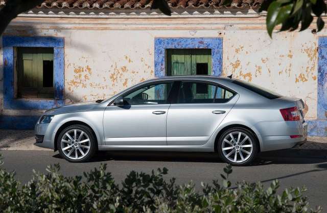 Növekszik az autópiac, de láthatóan zömében a cégek vásárolnak