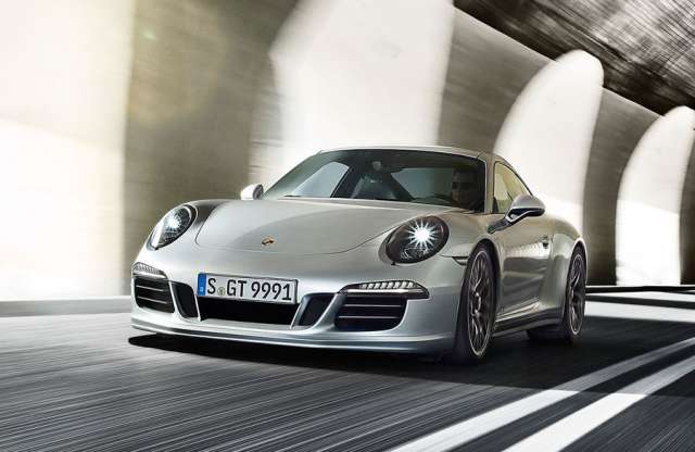 Közel 4500 Porschét hív vissza a gyár