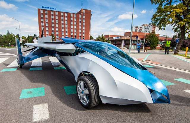 Vége a dugóban ücsörgésnek, itt a repülő autó!