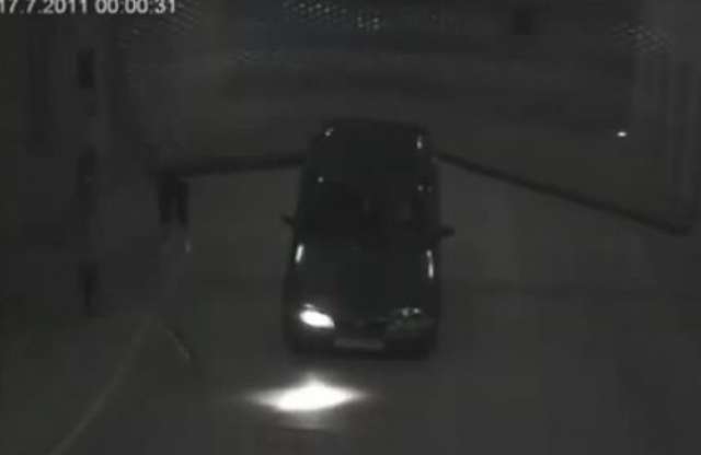 Hátraszaltó a parkolóházban – mindez videón