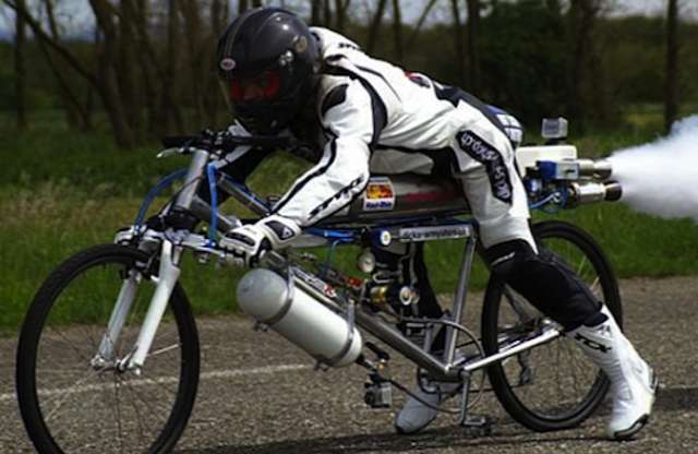 Ferrarit gyorsult le kerékpárjával