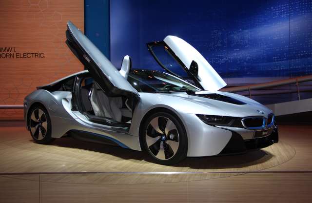 Szupersportautót farag a BMW az i8-asból