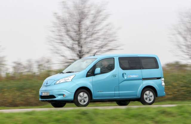 Villanybusszal a Balatonra? Nissan e-NV200 teszt
