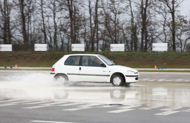 Új a régi ellen: milyen az élet ABS nélkül, kopott téligumin?