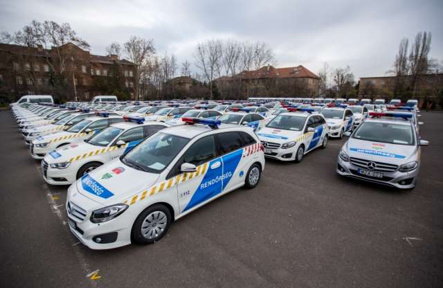 Karácsonyra megkapták új autóikat a rendőrök