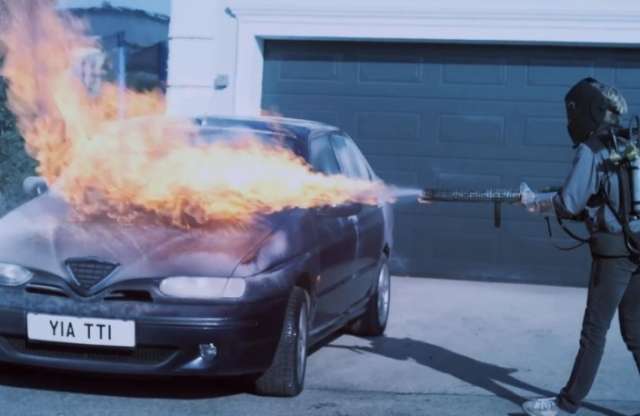 A Ford vicces reklámban szívatja a szélvédőfűtés nélküli autókat