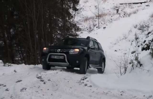 Melyik a jobb hóban? Dacia Duster vs katonai lánctalpas