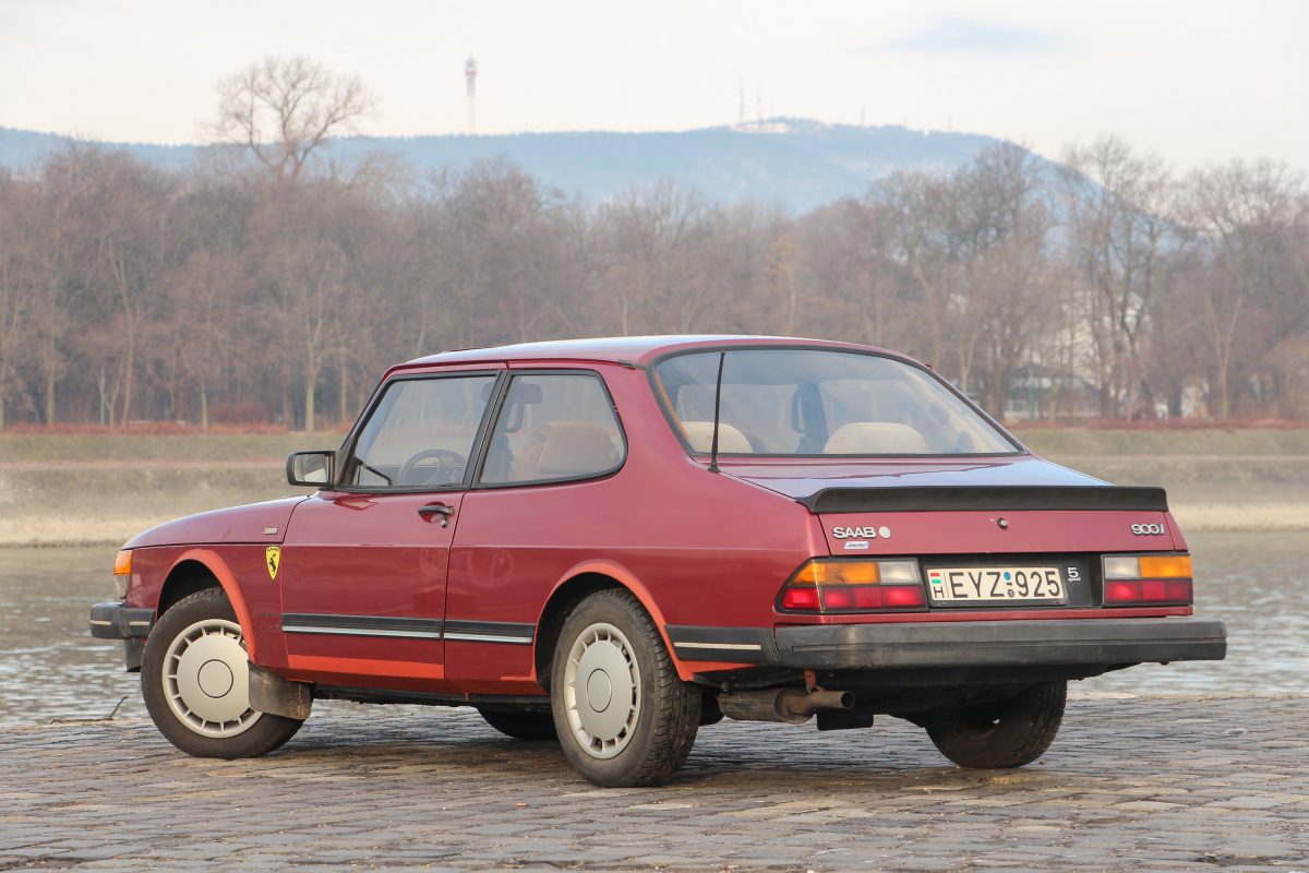 SAAB 900