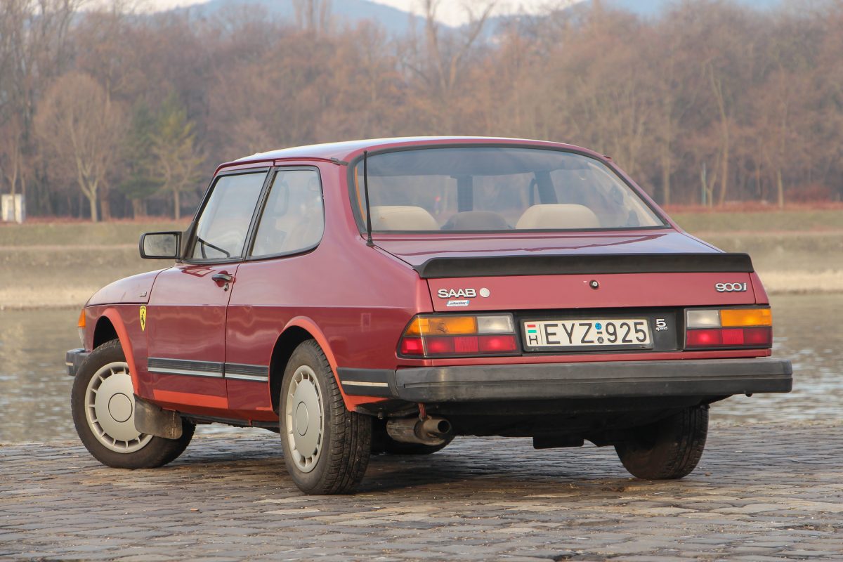 SAAB 900