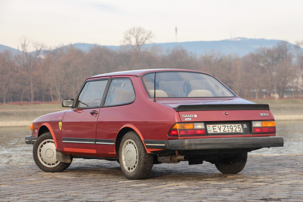 SAAB 900