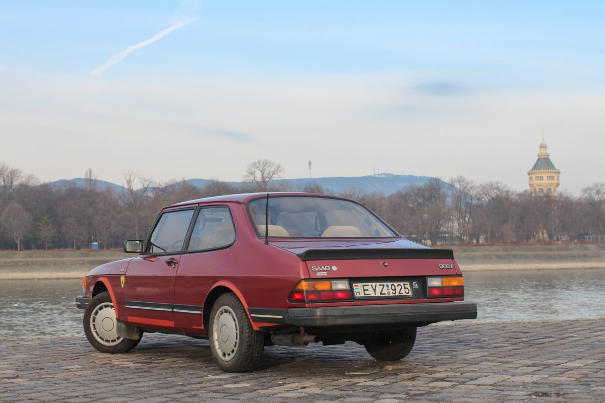 SAAB 900