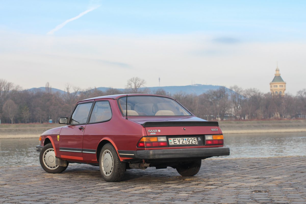 SAAB 900