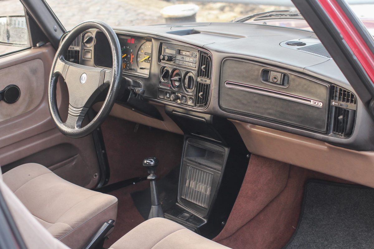 SAAB 900