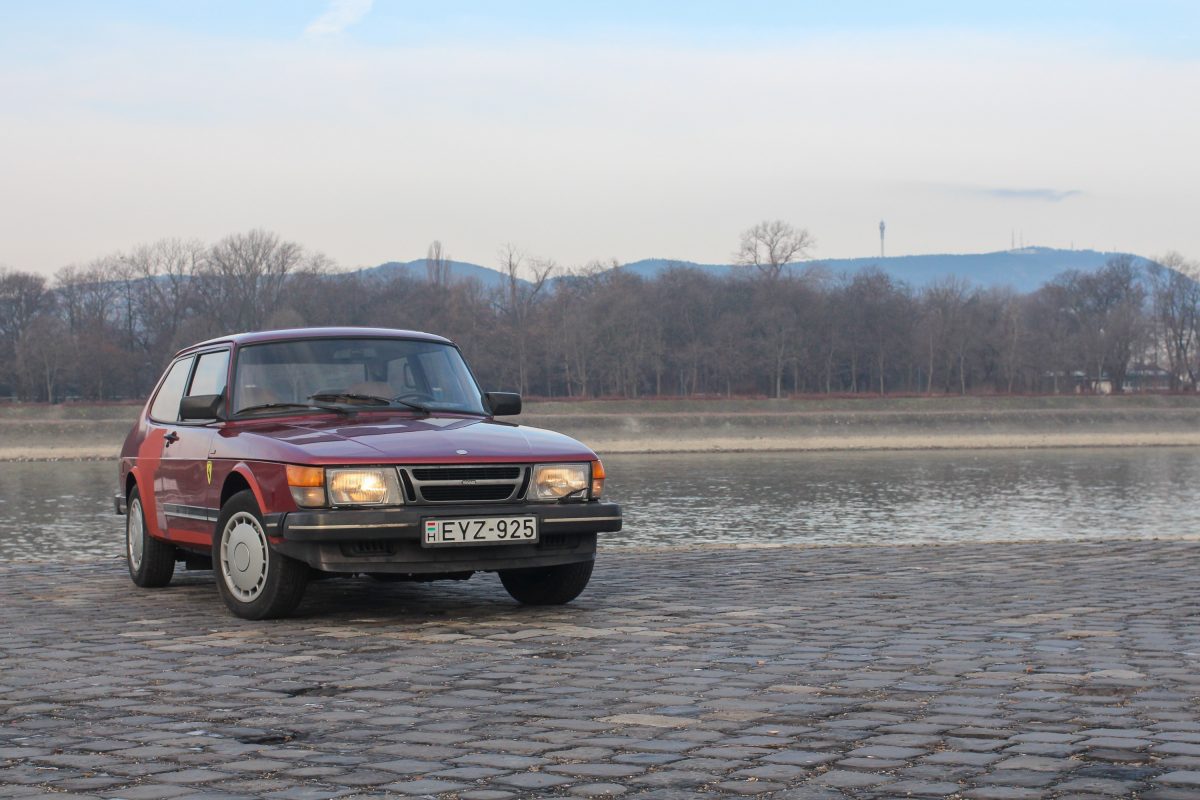 SAAB 900