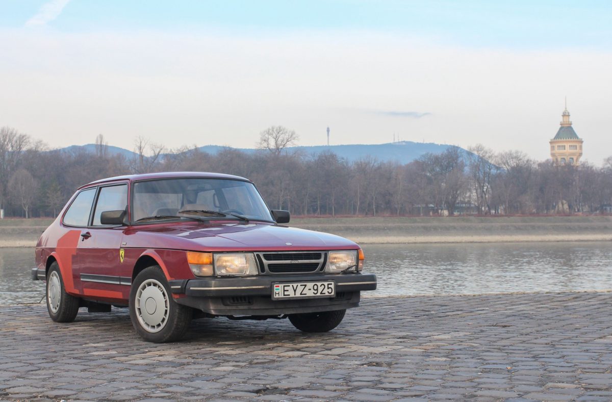 SAAB 900