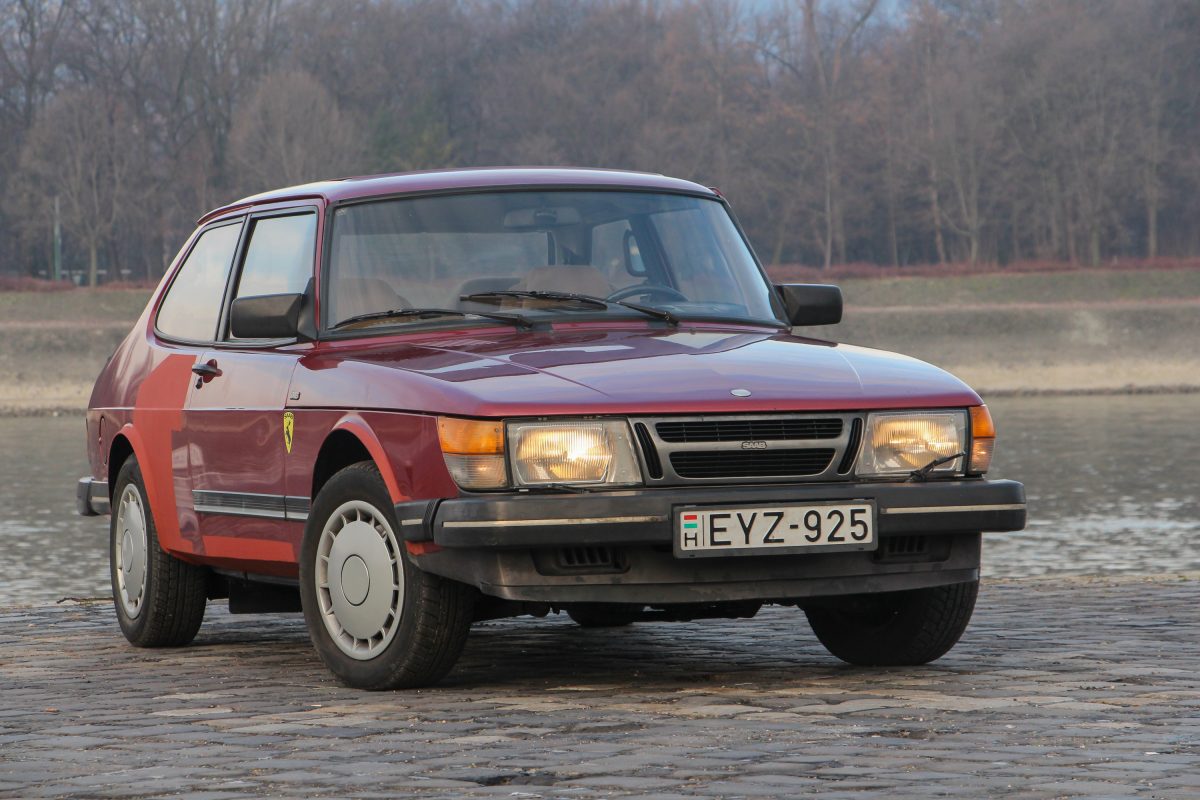 SAAB 900