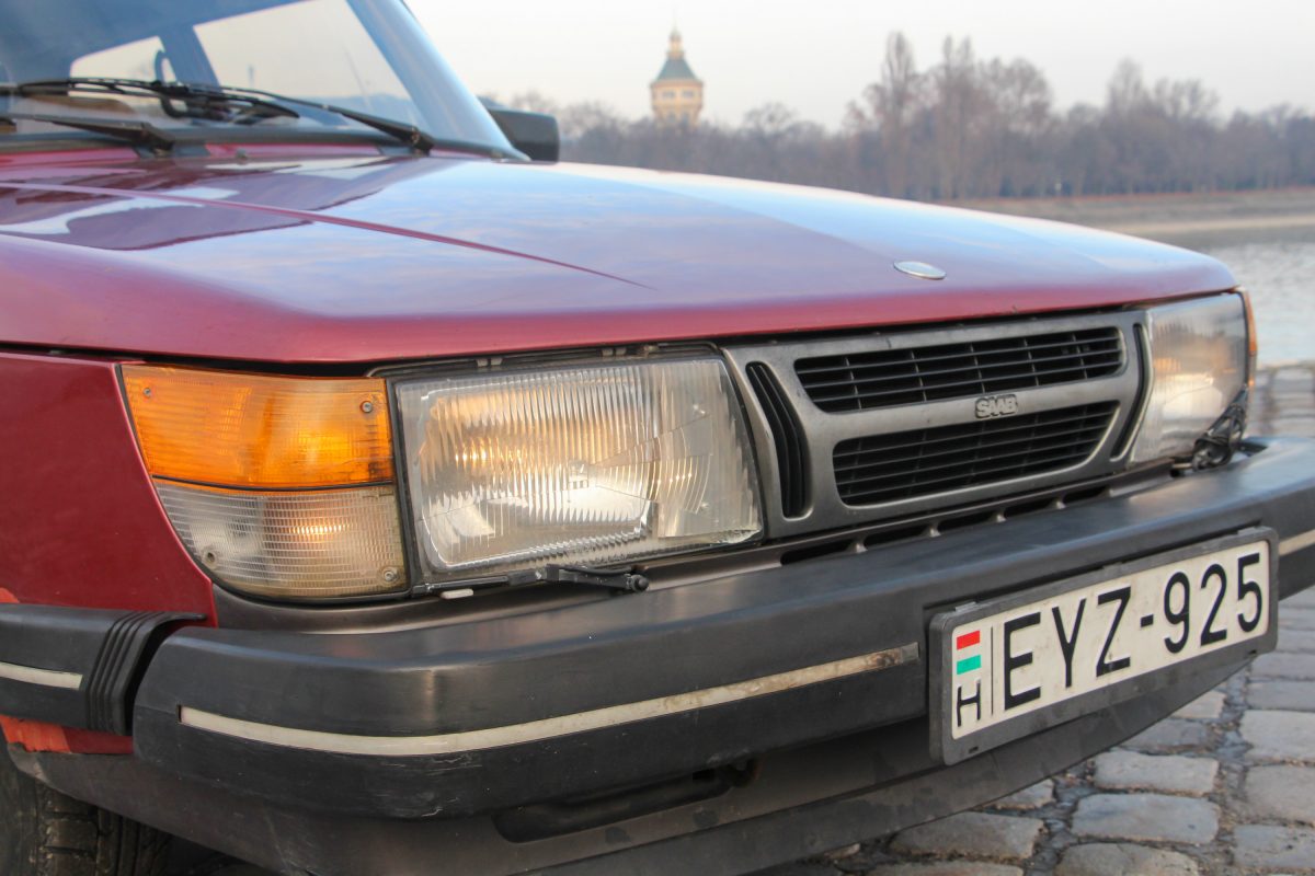 SAAB 900