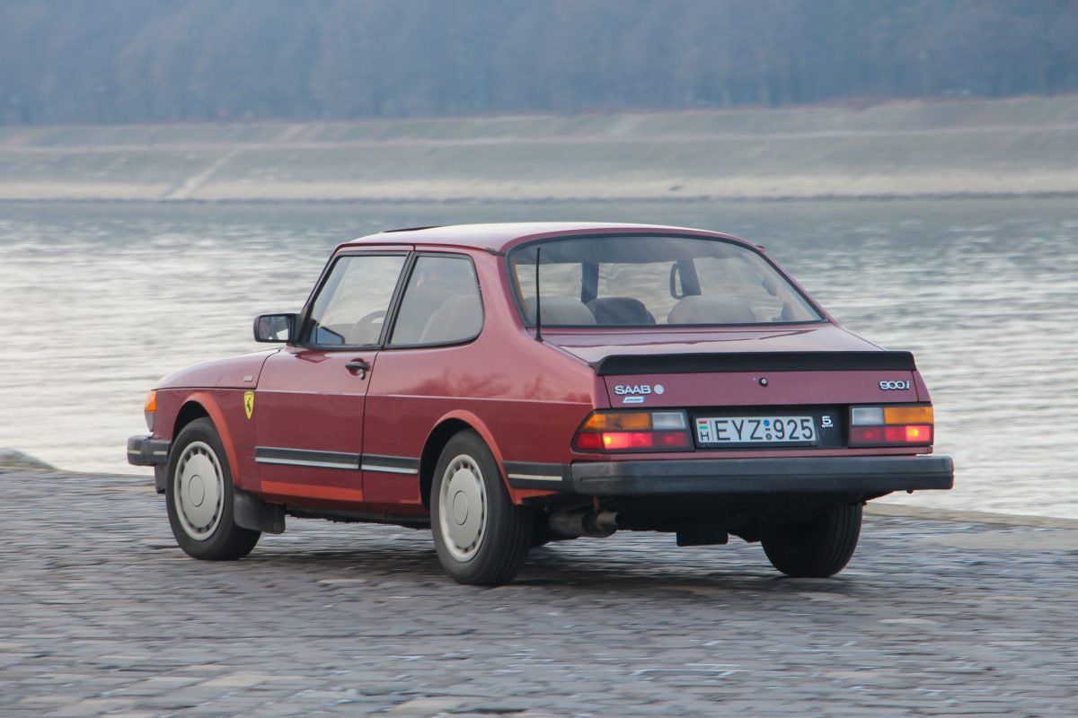 SAAB 900