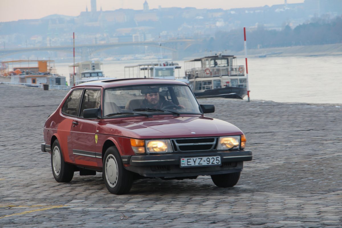SAAB 900